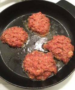 färsbiffar o smör i stekpanna