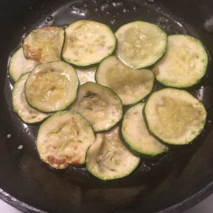 smörstekt zucchini i stekpannan