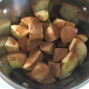 Äpplen o kanel till äppelkompott