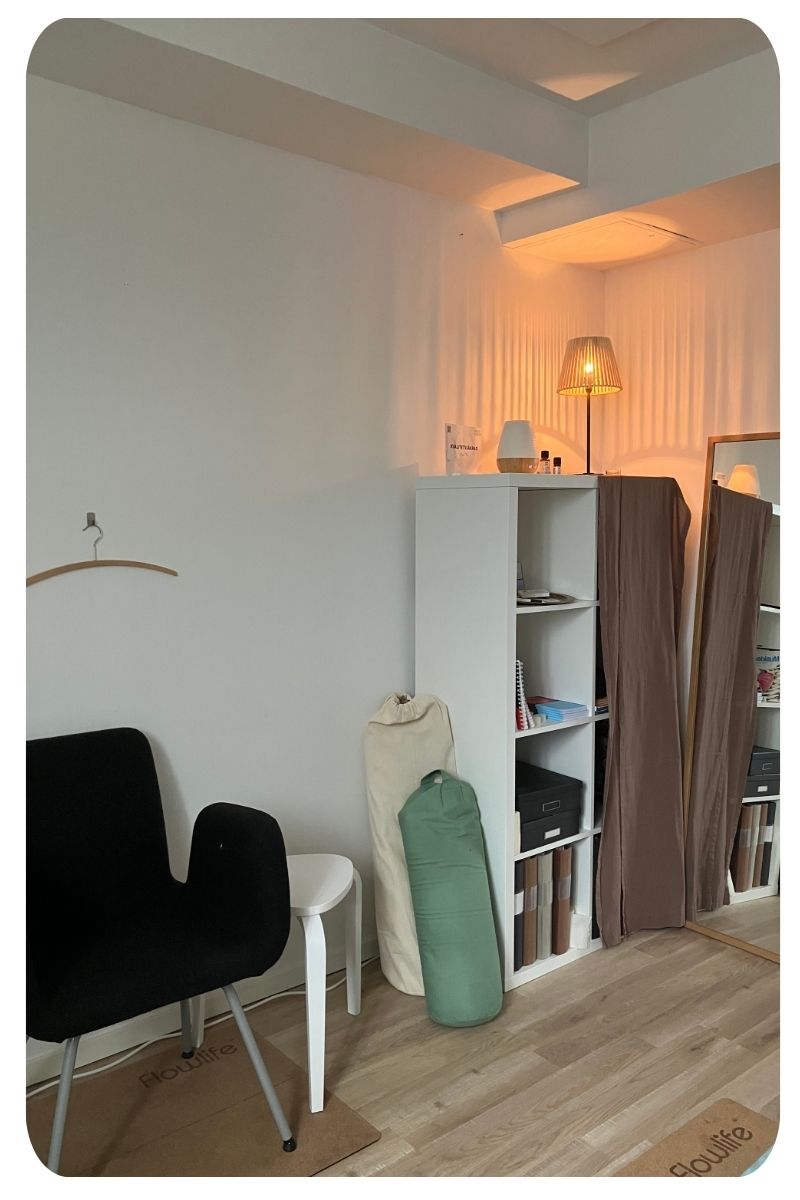 Behandlingsrum, stol o hylla