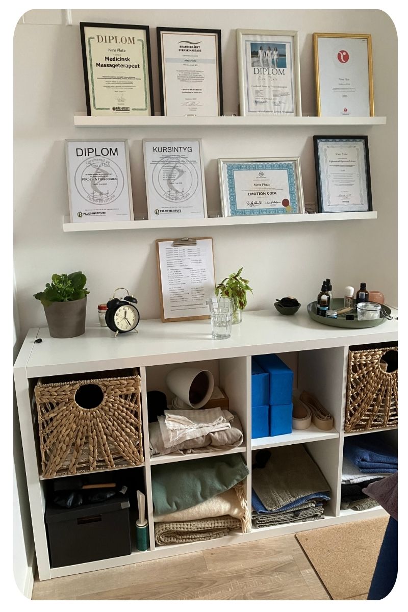 Behandlingsrum diplom och hylla