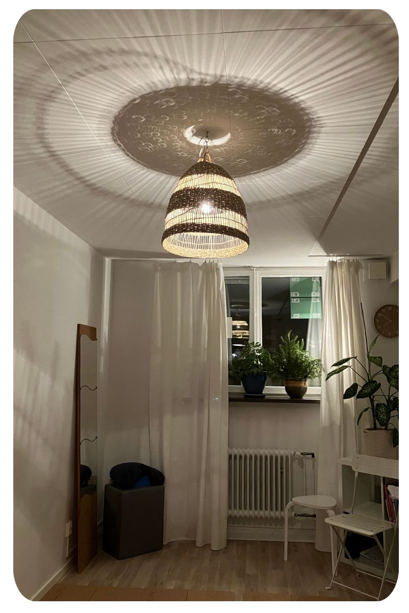 Taklampan i studion. Den är tänd och sprider sitt ljus